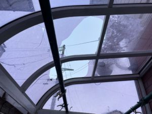 落雪によるバルコニー屋根割れ