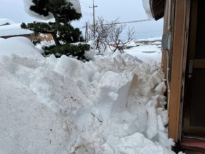 大雪により瓦屋根の軒が折れた事故