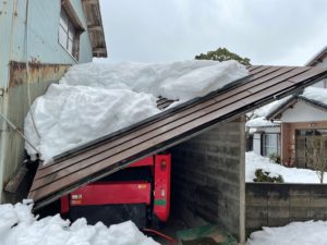 大雪により木造農舎屋根損壊事故