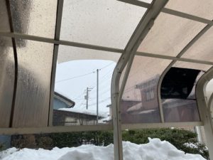 雪害によるポリカ屋根アーチ型カーポート破損