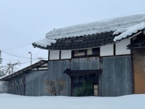 積雪で瓦葺き屋根物置小屋の軒が折れた新発田市の雪害事故