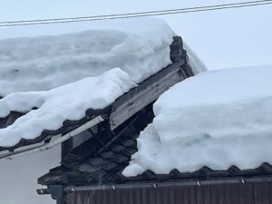 積雪で瓦葺き屋根物置小屋の軒が折れた新発田市の雪害事故