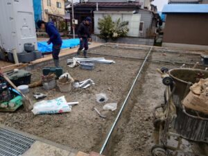 駐車スペースの施工が進んでいます。伸縮目地の中身は○○だった･･･【週末はたくさんのご来場ありがとうございました！五泉市新築完成見学会ご予約受付中】