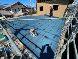 改質アスファルトルーフィングとは？住まいを雨漏りから守る重要な部材【秋葉区川口WAKURAS現場レポート】