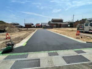 道路が舗装されました。着々と完成に近付いています。【秋葉区小戸上組で宅地分譲中！！2022年8月中旬以降に完成予定】