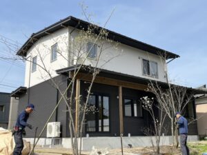 ガレージが完成！内部の土間コン施工が行われました。4月15日より完成見学会開催、ご予約受付中！HPもしくはお電話よりお待ちしております！｜北区太夫浜若蔵新築工事現場レポート