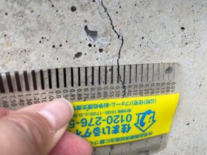 基礎クラックの確認を。発生原因は様々ですが地震後に影響を受けて起こる可能性もあります。