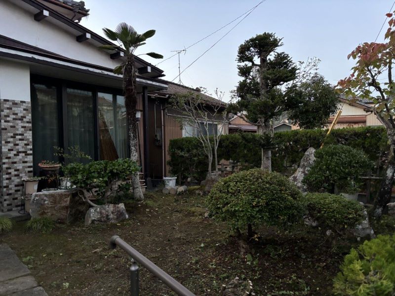 庭木の剪定・伐採を行ってきました。新潟県で空き家の庭の整備にお悩みの方、ぜひお問い合わせください。