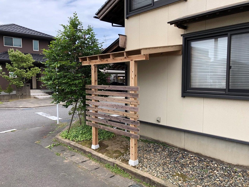 目隠し板貼付け-自転車小屋造作