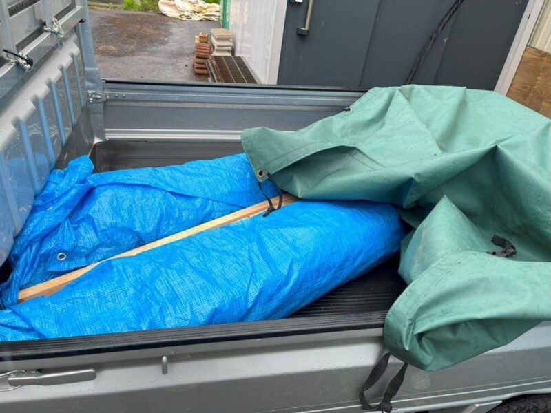 軽トラ　荷物運び　雨